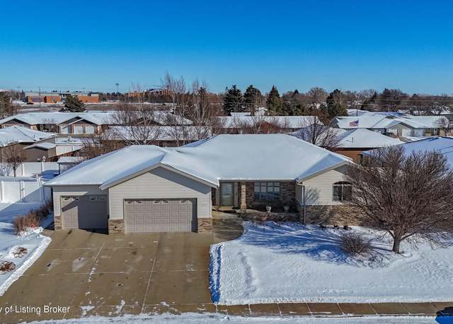 Property at 274 19th Ave W, Dickinson, ND 58601, 4 beds, 3.5 baths