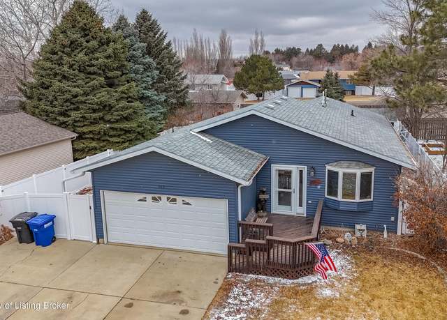Property at 913 13th Ave E, Dickinson, ND 58601, 5 beds, 3 baths