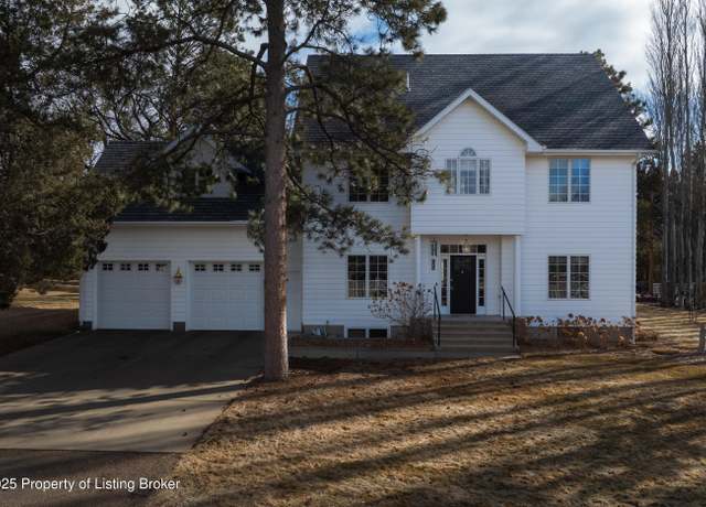 Property at 1056 Shady Ln, Dickinson, ND 58601, 5 beds, 3.5 baths
