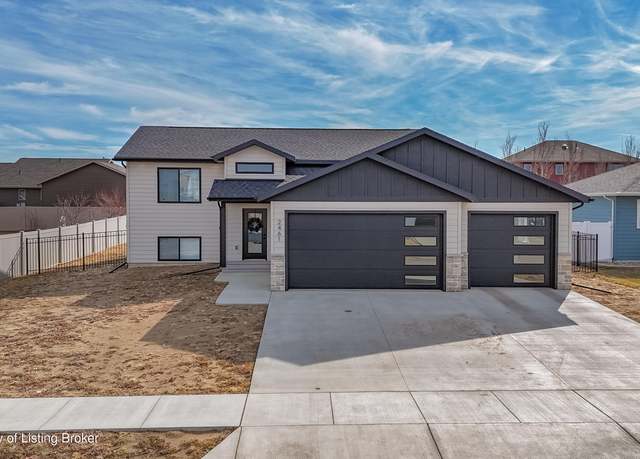 Property at 2461 8th St W, Dickinson, ND 58601, 4 beds, 3 baths