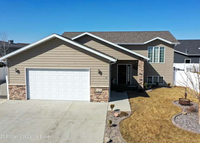Property at 165 23rd Ave W, Dickinson, ND 58601, 4 beds, 3 baths