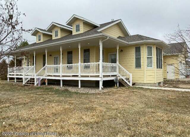 Property at 2227 9th Street St E, Dickinson, ND 58601, 4 beds, 3.5 baths