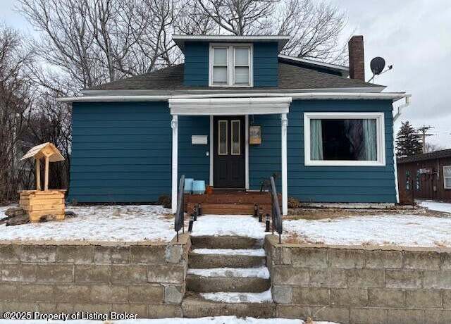 Property at 314 1st Ave E, Dickinson, ND 58601, 5 beds, 2.5 baths