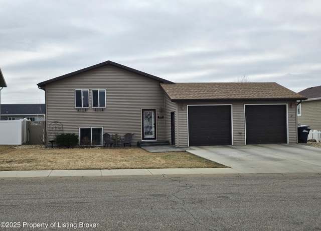 Property at 979 29th St W, Dickinson, ND 58601, 4 beds, 3 baths