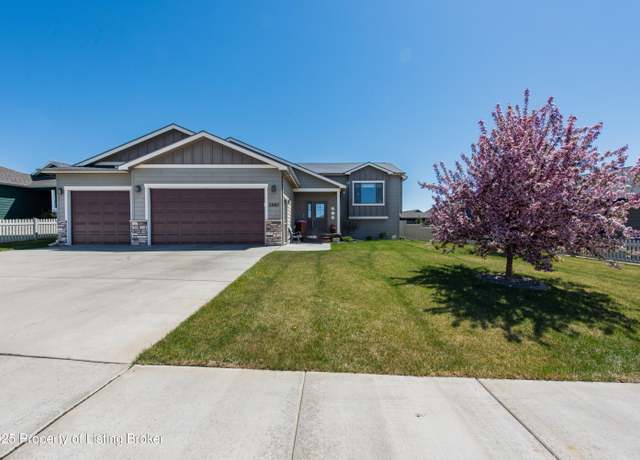Property at 3260 Cody Dr, Dickinson, ND 58601, 4 beds, 3 baths