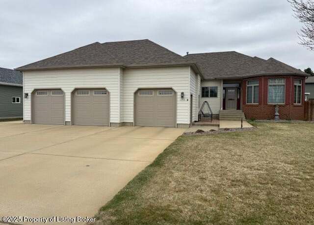 Property at 1952 Prairie Oak Dr, Dickinson, ND 58601, 5 beds, 3 baths
