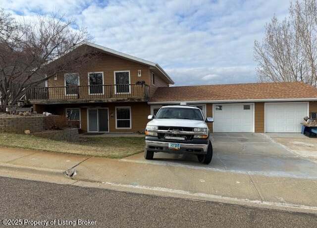 Property at 370 Spruce St, Dickinson, ND 58601, 4 beds, 3 baths