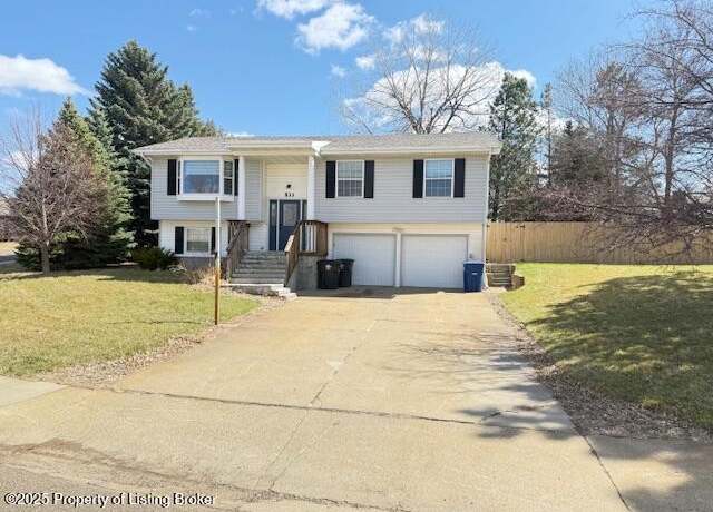 Property at 533 7th Ave SW, Dickinson, ND 58601, 3 beds, 2 baths