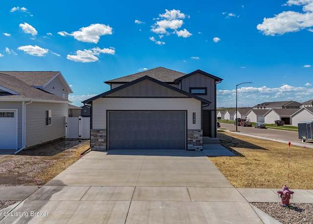Property at 3385 12th Ave W, Dickinson, ND 58601, 4 beds, 3 baths