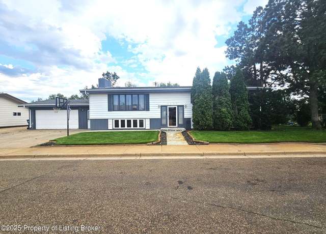 Property at 1459 2nd St S, Dickinson, ND 58601, 4 beds, 3 baths