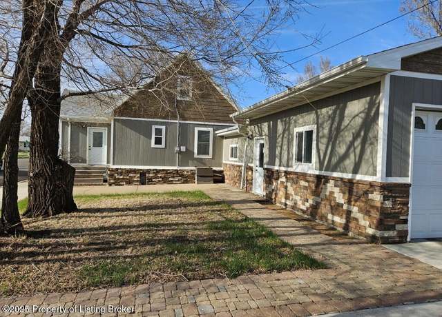 Property at 6 3rd St SE, Dickinson, ND 58601, 3 beds, 2 baths