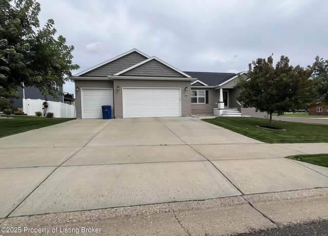 Property at 2418 Prairie Oak Dr, Dickinson, ND 58601, 5 beds, 3 baths