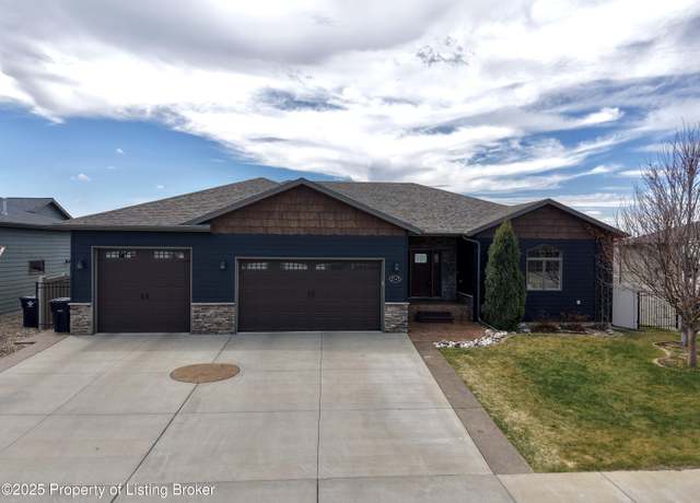 Property at 2545 States Blvd, Dickinson, ND 58601, 5 beds, 3 baths