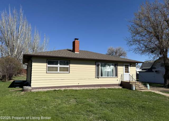 Property at 404 9th St S, Hettinger, ND 58639, 3 beds, 1.5 baths