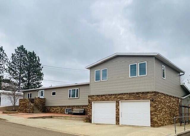 Property at 505 3rd Ave N, Hettinger, ND 58639, 5 beds, 4 baths