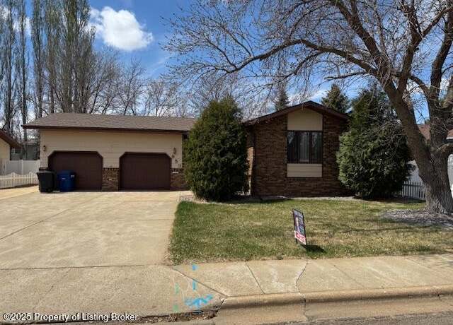 Property at 953 9th Ave W, Dickinson, ND 58601, 4 beds, 2 baths