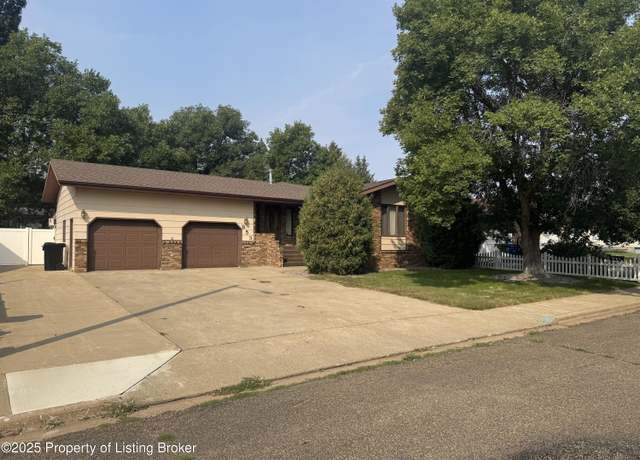 Property at 953 9th Ave W, Dickinson, ND 58601, 4 beds, 2 baths