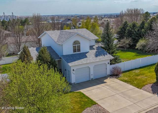 Property at 2227 4th St W, Dickinson, ND 58601, 4 beds, 3.5 baths