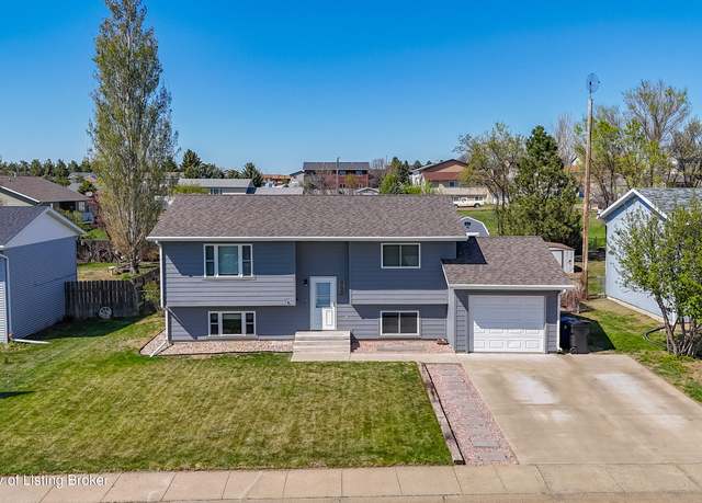 Property at 952 26th St W, Dickinson, ND 58601, 4 beds, 2 baths