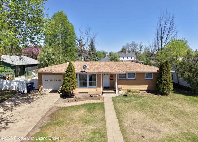 Property at 718 9th Ave W, Dickinson, ND 58601, 3 beds, 2 baths