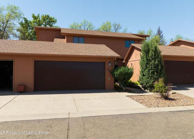 Property at 650 4th Ave E, Dickinson, ND 58601, 3 beds, 2.5 baths