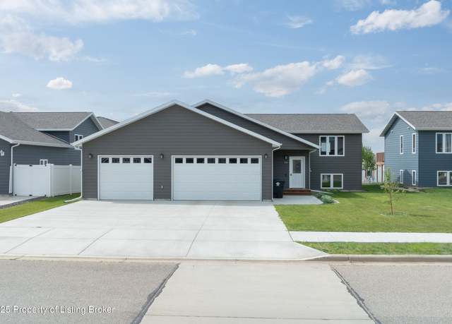 Property at 480 37th St E, Dickinson, ND 58601, 4 beds, 3 baths