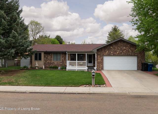 Property at 956 Shinagle Dr, Dickinson, ND 58601, 3 beds, 2 baths