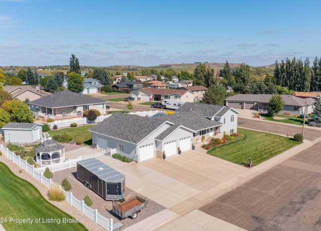 Property at 837 17th St E, Dickinson, ND 58601, 4 beds, 4 baths