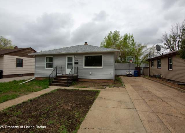 Property at 916 3rd Ave W, Dickinson, ND 58601, 2 beds, 2 baths