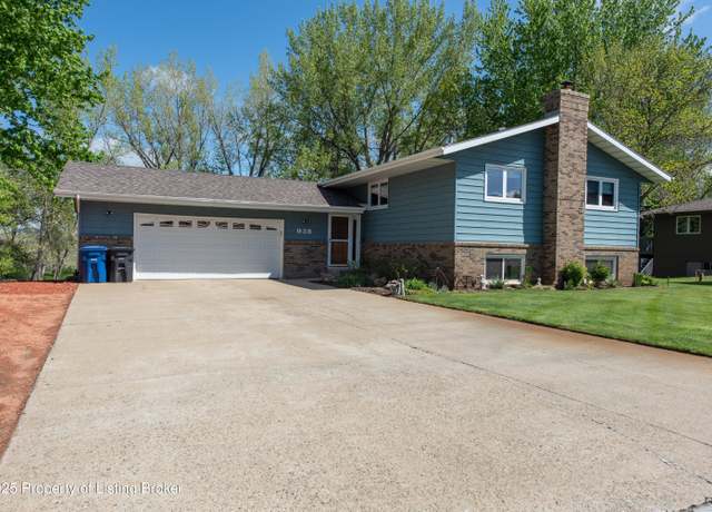 Property at 938 Heart Dr, Dickinson, ND 58601, 4 beds, 2.5 baths
