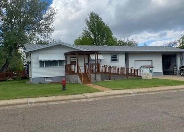 Property at 457 2nd St SE, Dickinson, ND 58601, 4 beds, 2 baths