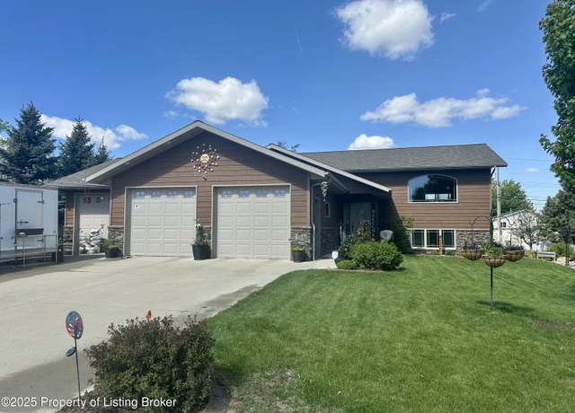 Property at 566 1st Ave SE, Dickinson, ND 58601, 3 beds, 3.5 baths
