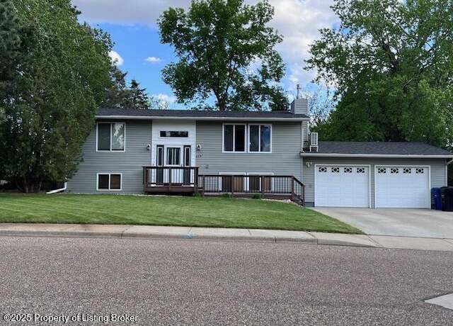 Property at 659 Spruce St, Dickinson, ND 58601, 3 beds, 2 baths