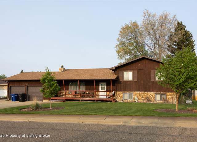 Property at 655 6th Ave SW, Dickinson, ND 58601, 4 beds, 2 baths