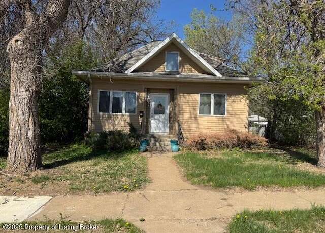 Property at 11 6th Ave W, Dickinson, ND 58601, 3 beds, 2.5 baths
