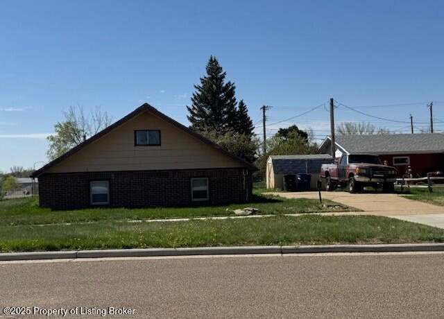 Property at 306 S Main Ave, Dickinson, ND 58601, 2 beds, 1 bath