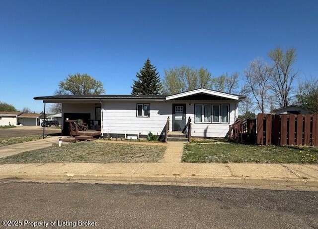 Property at 1071 Lincoln St, Dickinson, ND 58601, 4 beds, 2 baths