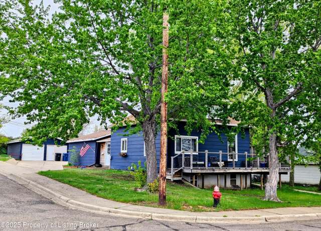 Property at 646 5th Ave W, Dickinson, ND 58601, 3 beds, 3 baths