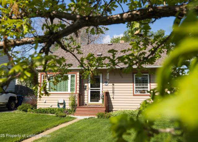 Property at 827 2nd Ave W, Dickinson, ND 58601, 4 beds, 2 baths