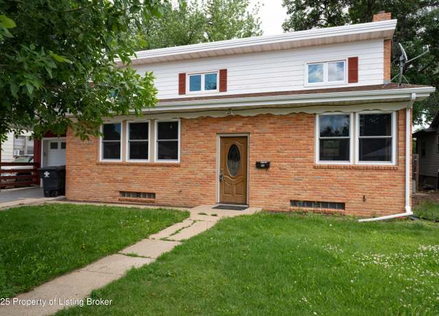 Property at 644 8th Ave W, Dickinson, ND 58601, 4 beds, 2 baths