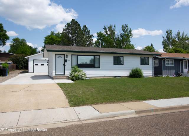 Property at 956 Dell Ave, Dickinson, ND 58601, 3 beds, 2 baths