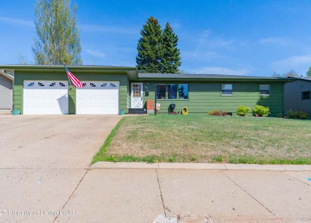 Property at 908 8th Ave W, Dickinson, ND 58601, 5 beds, 3 baths