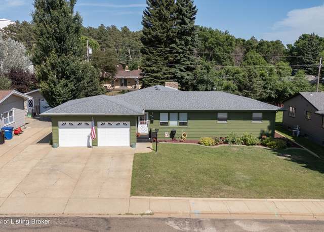 Property at 908 8th Ave W, Dickinson, ND 58601, 5 beds, 3 baths