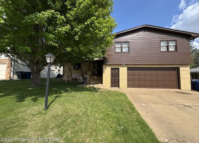 Property at 926 7th Ave W, Dickinson, ND 58601, 4 beds, 3 baths