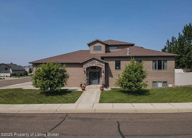 Property at 929 Pheasant Run Ave, Dickinson, ND 58601, 5 beds, 3 baths