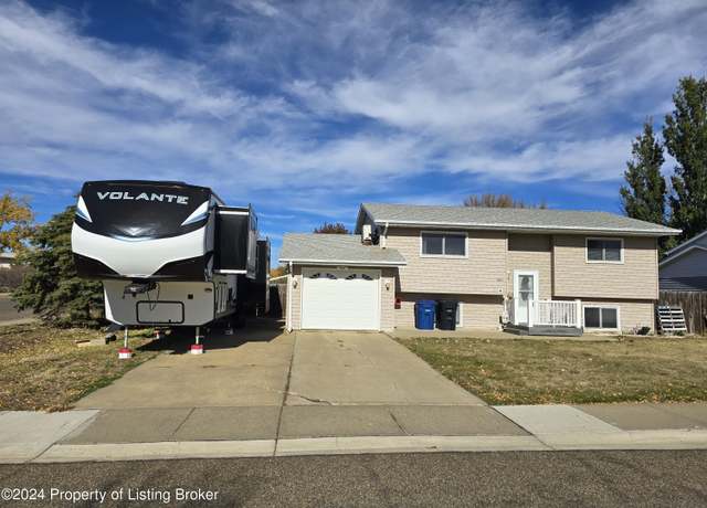 Property at 980 26th St W, Dickinson, ND 58601, 3 beds, 2 baths