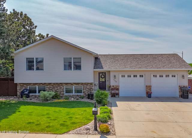 Property at 738 8th Ave SW, Dickinson, ND 58601, 4 beds, 2.5 baths