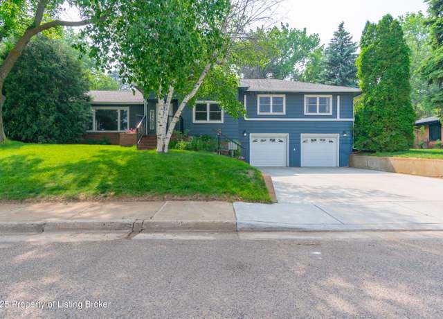 Property at 1019 5th Ave W, Dickinson, ND 58601, 4 beds, 3 baths