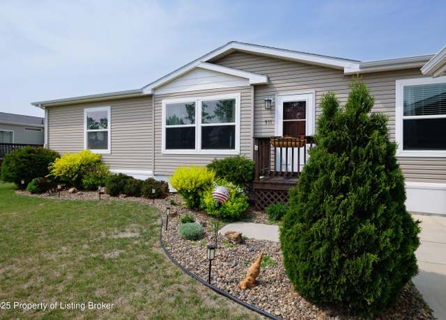 Property at 911 Chestnut Ln, Dickinson, ND 58601, 3 beds, 2 baths
