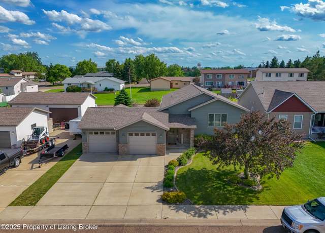 Property at 662 13th St E, Dickinson, ND 58601, 4 beds, 3 baths